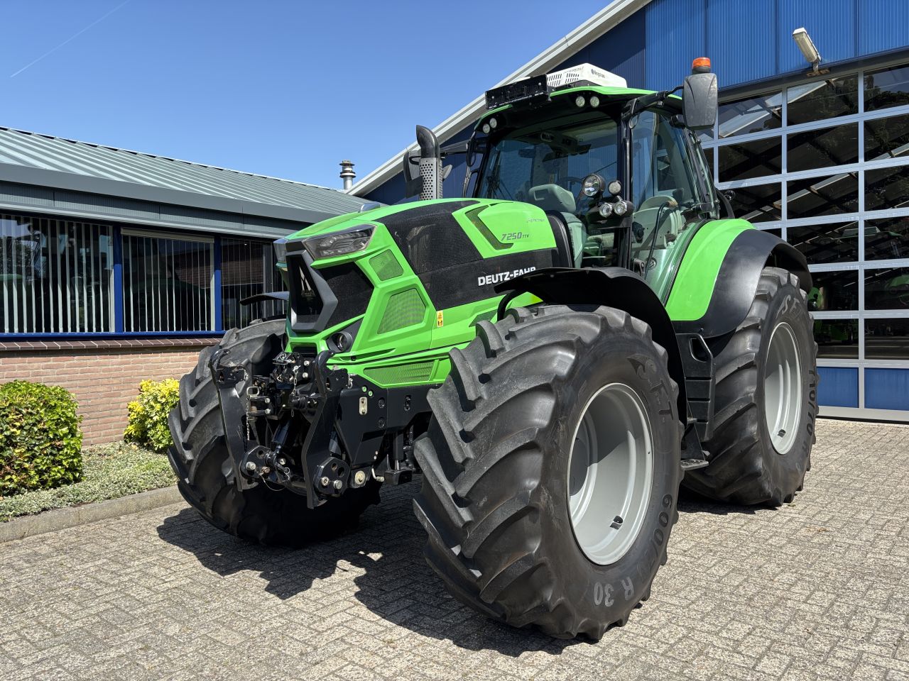 DEUTZ FAHR AGROTRON 7250 TTV GPS, geveerde vooras en cabine.