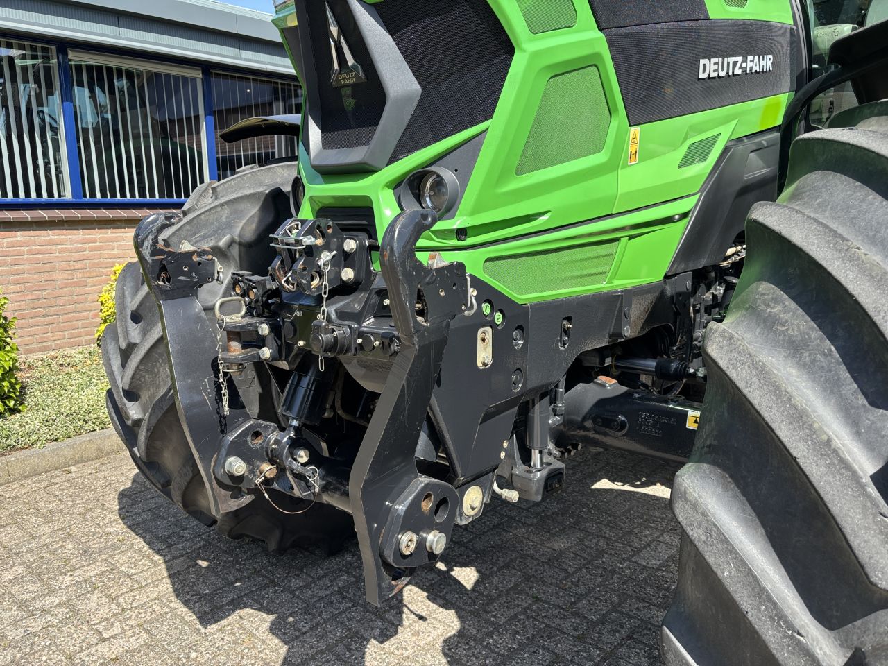 DEUTZ FAHR AGROTRON 7250 TTV GPS, geveerde vooras en cabine.