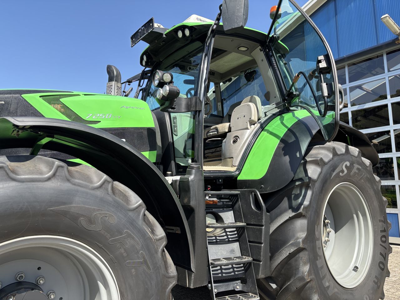 DEUTZ FAHR AGROTRON 7250 TTV GPS, geveerde vooras en cabine.