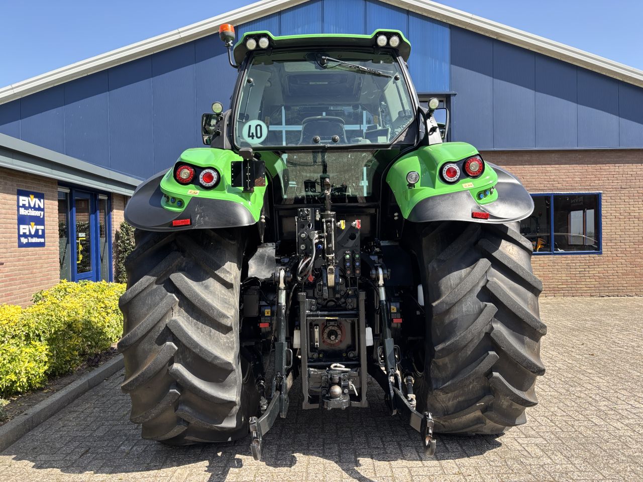 DEUTZ FAHR AGROTRON 7250 TTV GPS, geveerde vooras en cabine.