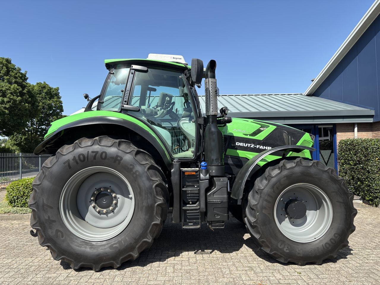 DEUTZ FAHR AGROTRON 7250 TTV GPS, geveerde vooras en cabine.