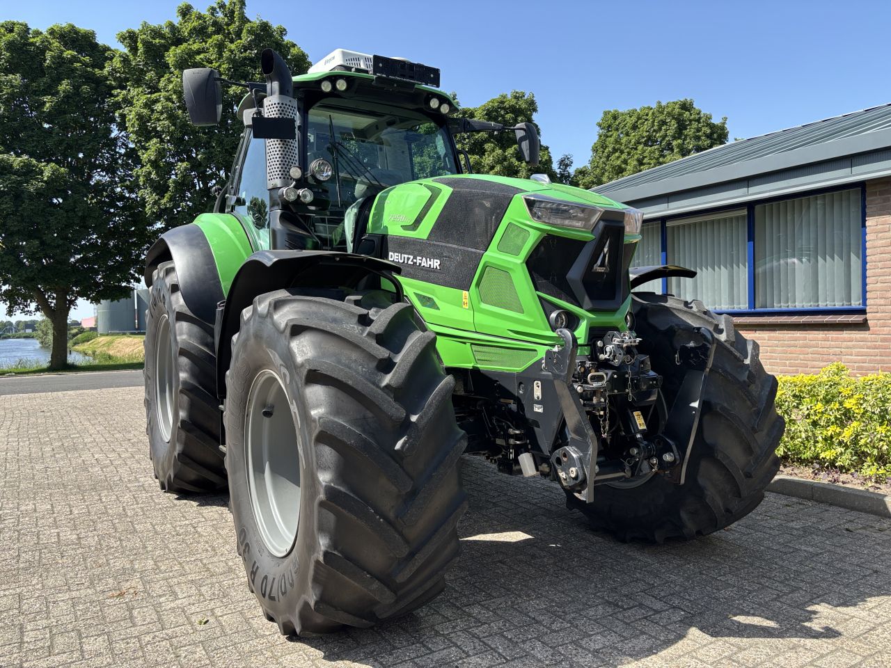 DEUTZ FAHR AGROTRON 7250 TTV GPS, geveerde vooras en cabine.