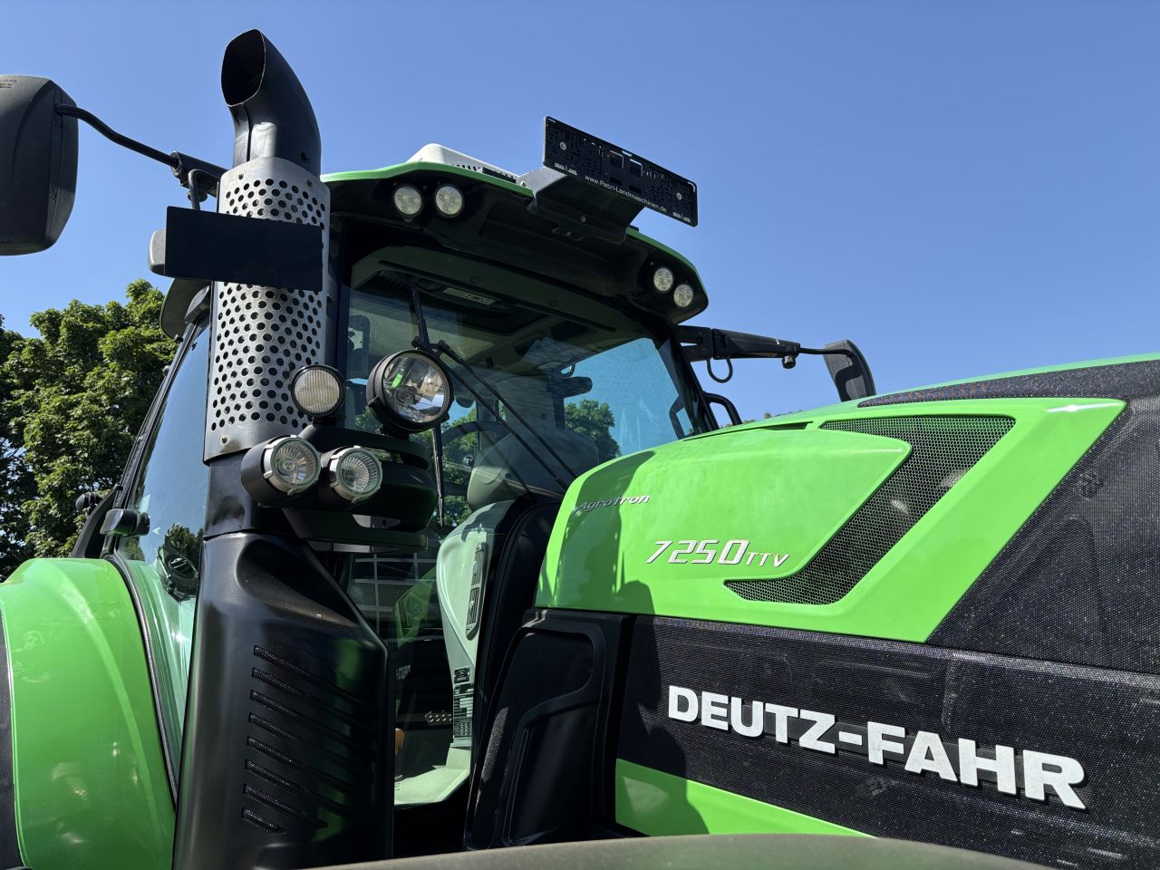 DEUTZ FAHR AGROTRON 7250 TTV GPS, geveerde vooras en cabine.