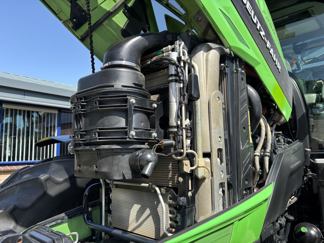 DEUTZ FAHR AGROTRON 7250 TTV GPS, geveerde vooras en cabine.
