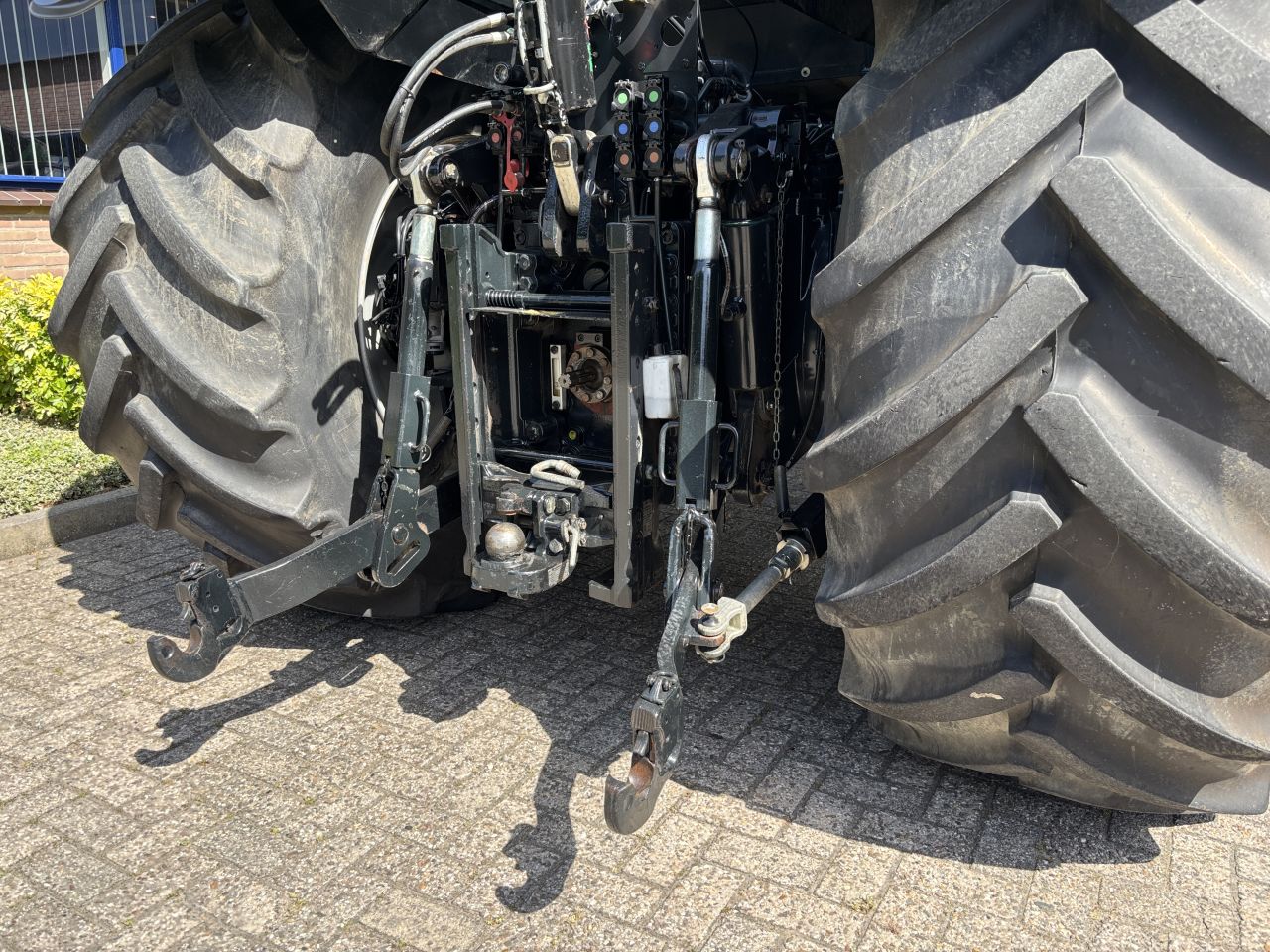 DEUTZ FAHR AGROTRON 7250 TTV GPS, geveerde vooras en cabine.