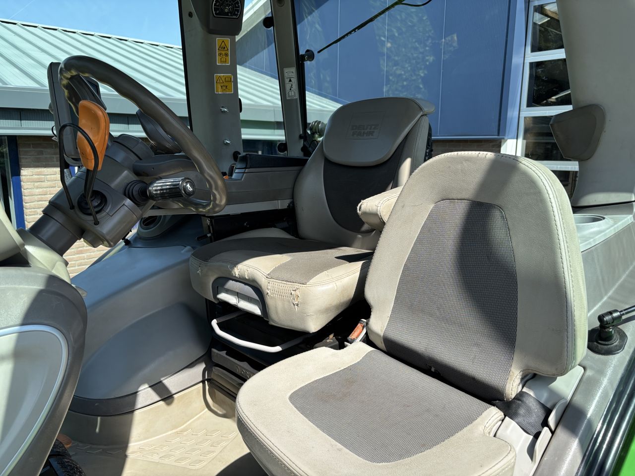 DEUTZ FAHR AGROTRON 7250 TTV GPS, geveerde vooras en cabine.