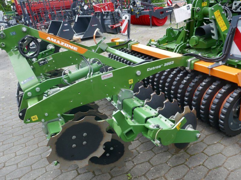 Amazone Catros + 3003 mit Matrikprofil-Keilringwalze