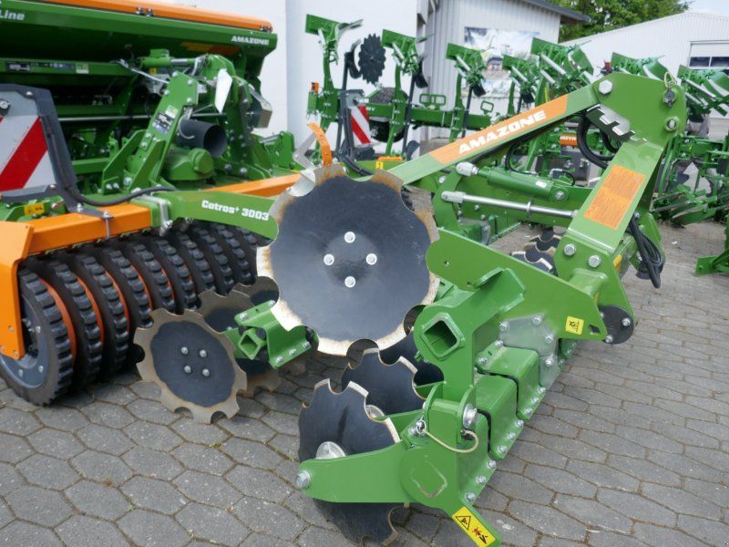 Amazone Catros + 3003 mit Matrikprofil-Keilringwalze