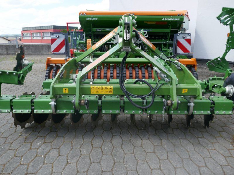 Amazone Catros + 3003 mit Matrikprofil-Keilringwalze