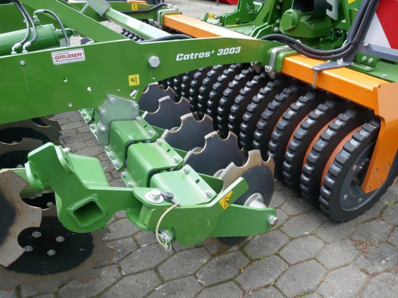 Amazone Catros + 3003 mit Matrikprofil-Keilringwalze