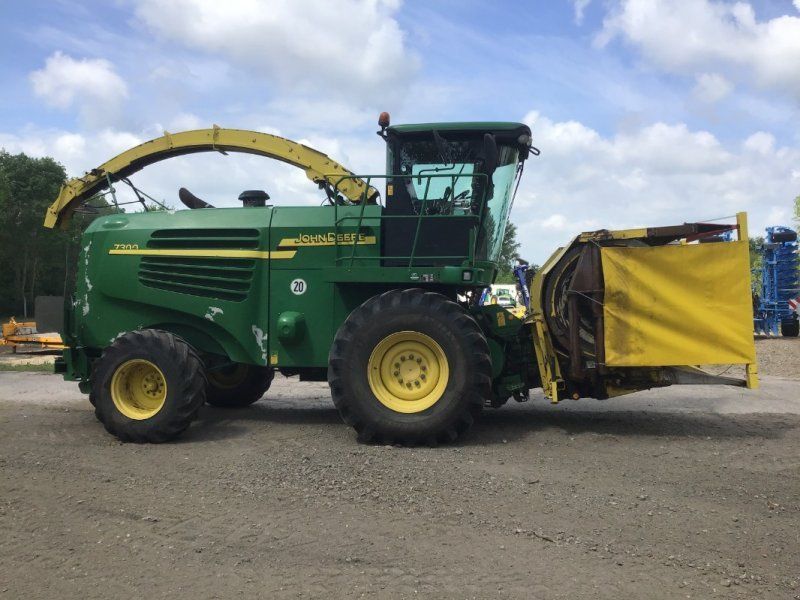 John Deere 7300