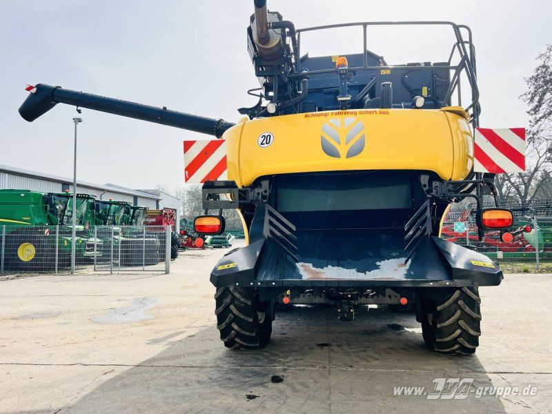 New Holland CR8080
