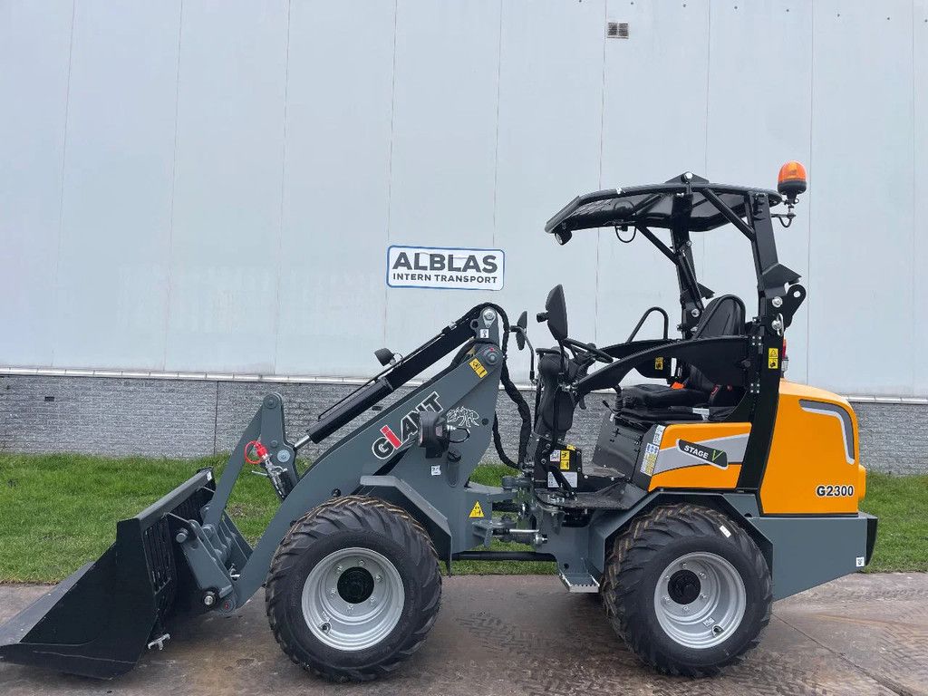 Giant G2300 kniklader met hoge giek ! NIEUW!
