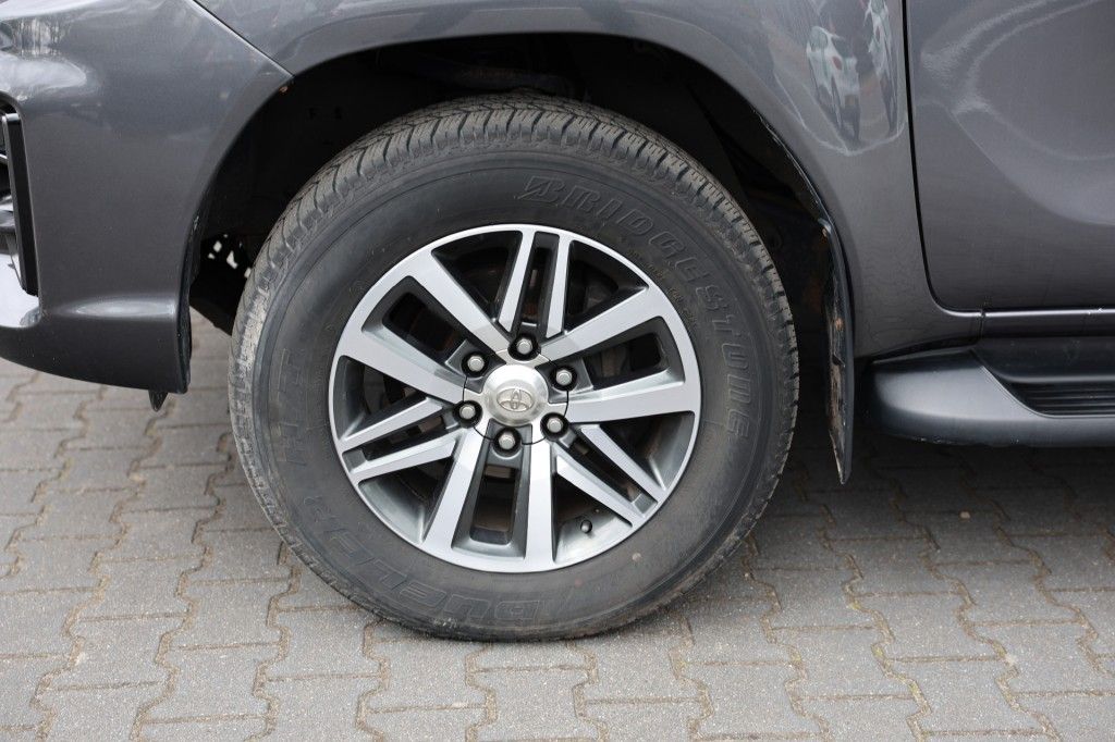 Toyota Hilux 2.4 D-4D DUBBEL CABINE BE TREKKER LIMITED A/T VAN 5 ZITS VAN