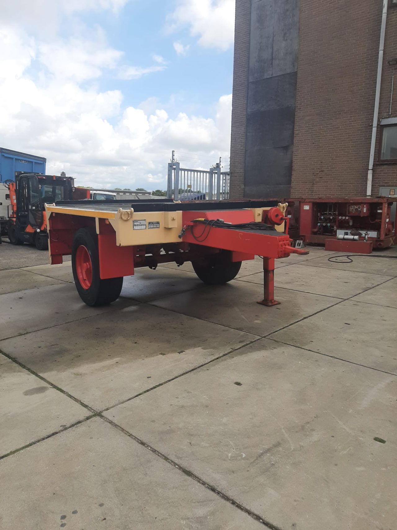 Diverse aanhangers met containerrails / tank/losse tank/open