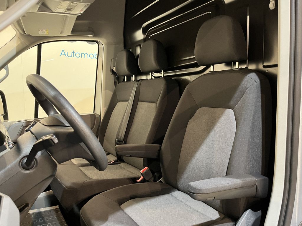 Volkswagen Crafter 35 2.0 TDI L3H3 140 PK Automaat / Euro 6 / Trekhaak 3.000 KG / Airco / Cruise Control / CarPlay / PDC / Navigatie / 3-Zits / 69.000 KM !!