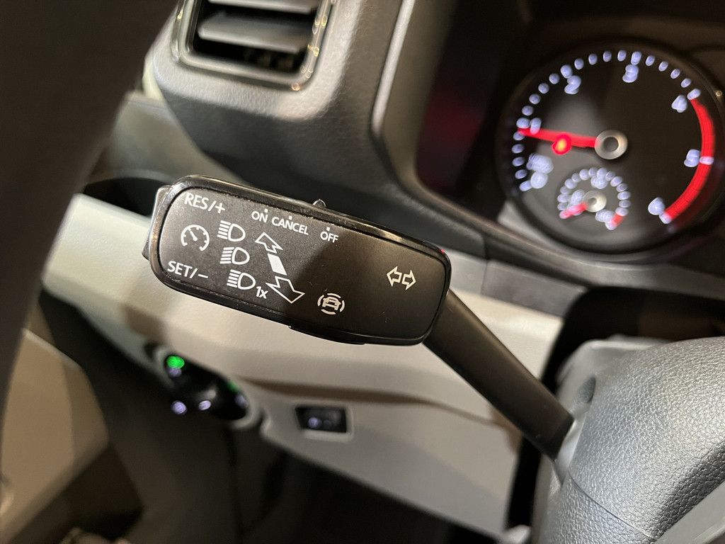 Volkswagen Crafter 35 2.0 TDI L3H3 140 PK Automaat / Euro 6 / Trekhaak 3.000 KG / Airco / Cruise Control / CarPlay / PDC / Navigatie / 3-Zits / 69.000 KM !!