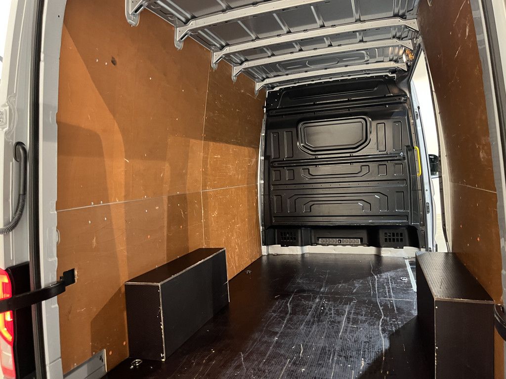 Volkswagen Crafter 35 2.0 TDI L3H3 140 PK Automaat / Euro 6 / Trekhaak 3.000 KG / Airco / Cruise Control / CarPlay / PDC / Navigatie / 3-Zits / 69.000 KM !!