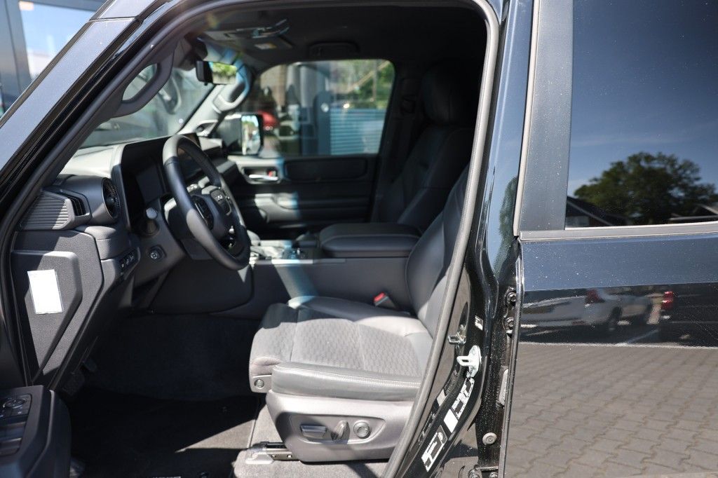 Toyota Landcruiser 250 2.8 D-4D 5DRS PROFESSIONAL A/T VAN