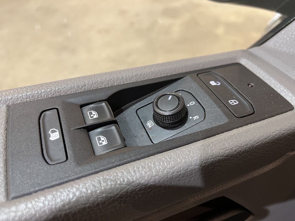 Volkswagen Transporter 2.0 TDI L1H1 150 PK Automaat / Euro 6 / Airco / CarPlay / Cruise Control Adap. / Navigatie / PDC / 3-Zits
