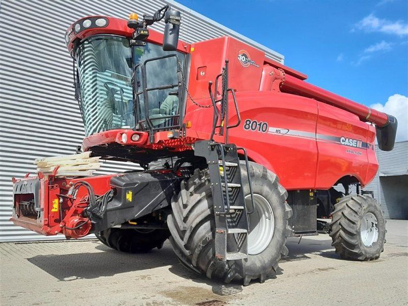 Case IH 8010 med 30 fods skærebord