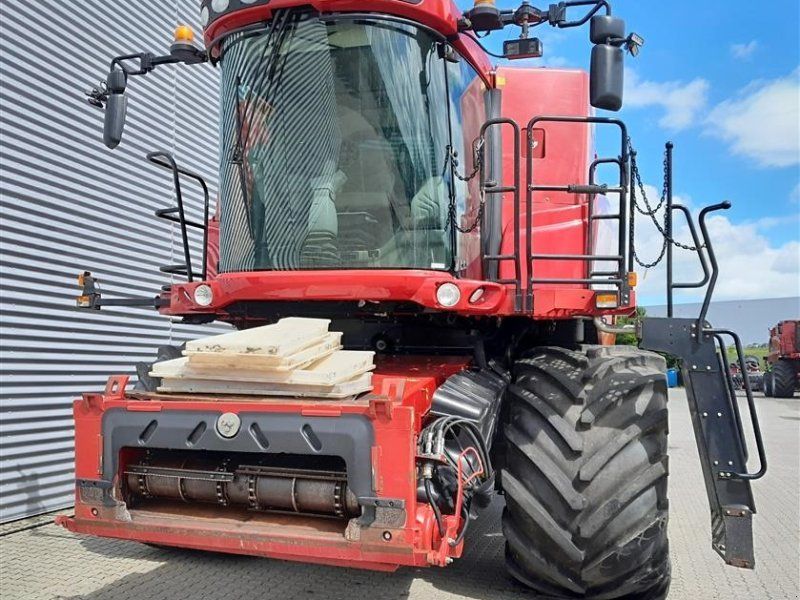 Case IH 8010 med 30 fods skærebord