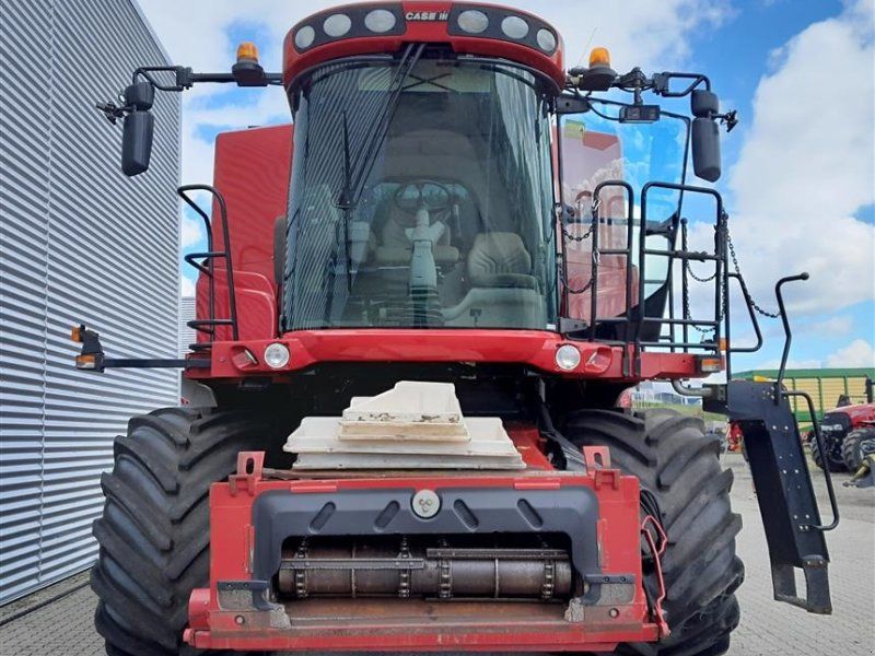 Case IH 8010 med 30 fods skærebord
