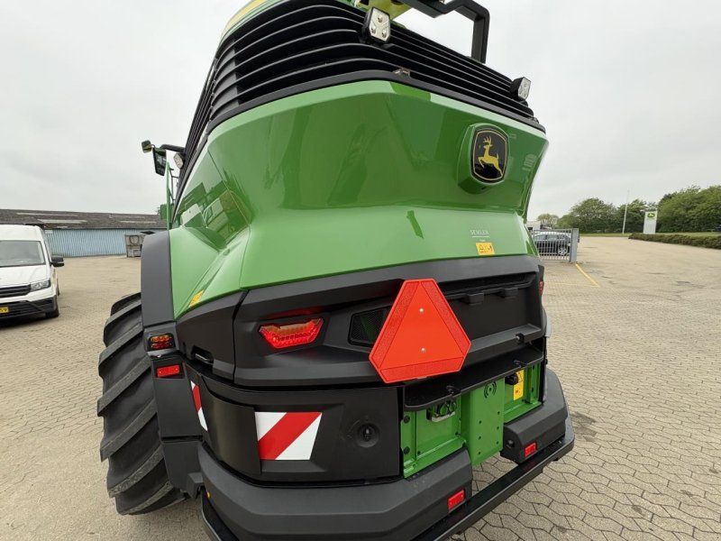 John Deere F9 700