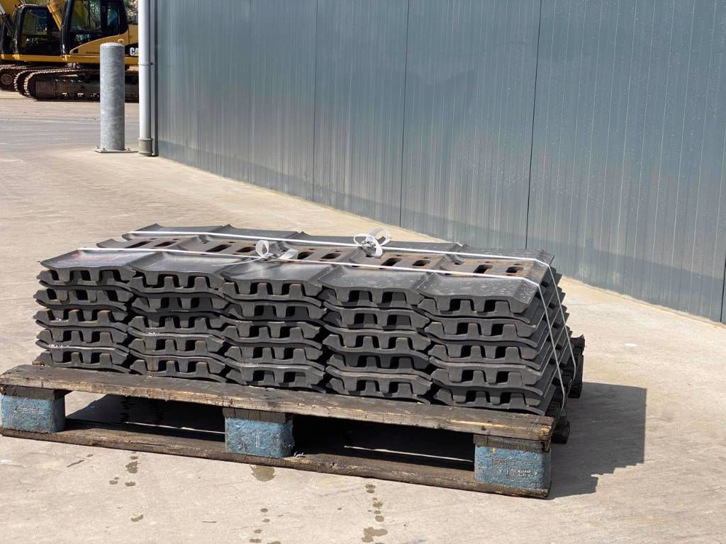 JCB JS240 / JS260 / JS300 Shoes/Pads