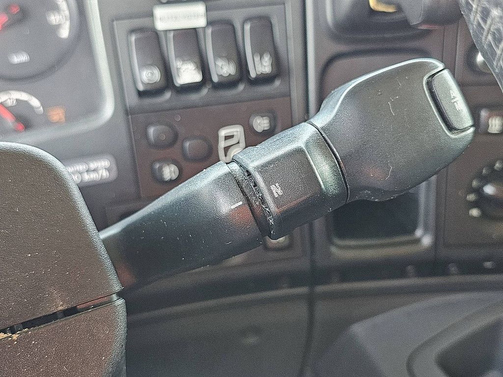 SCANIA P360 6x2*4 mnb taillift