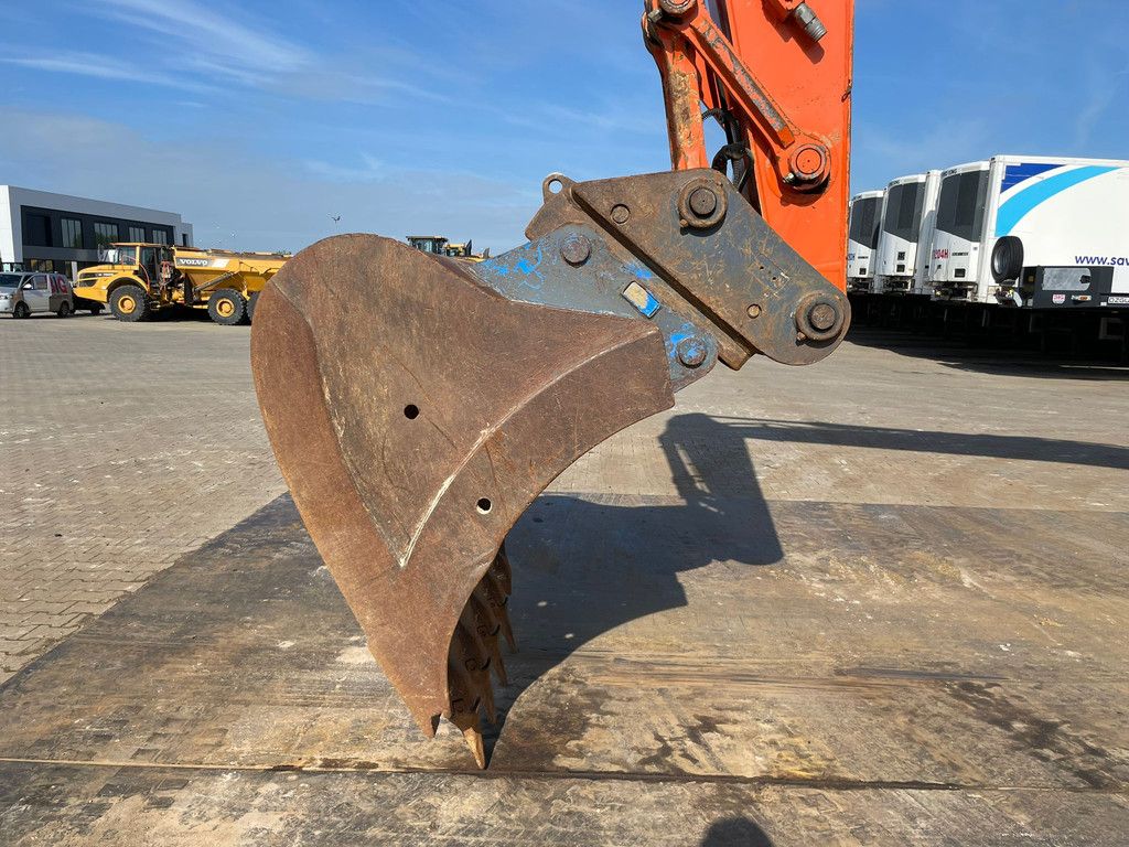 Hitachi ZX210LC-6