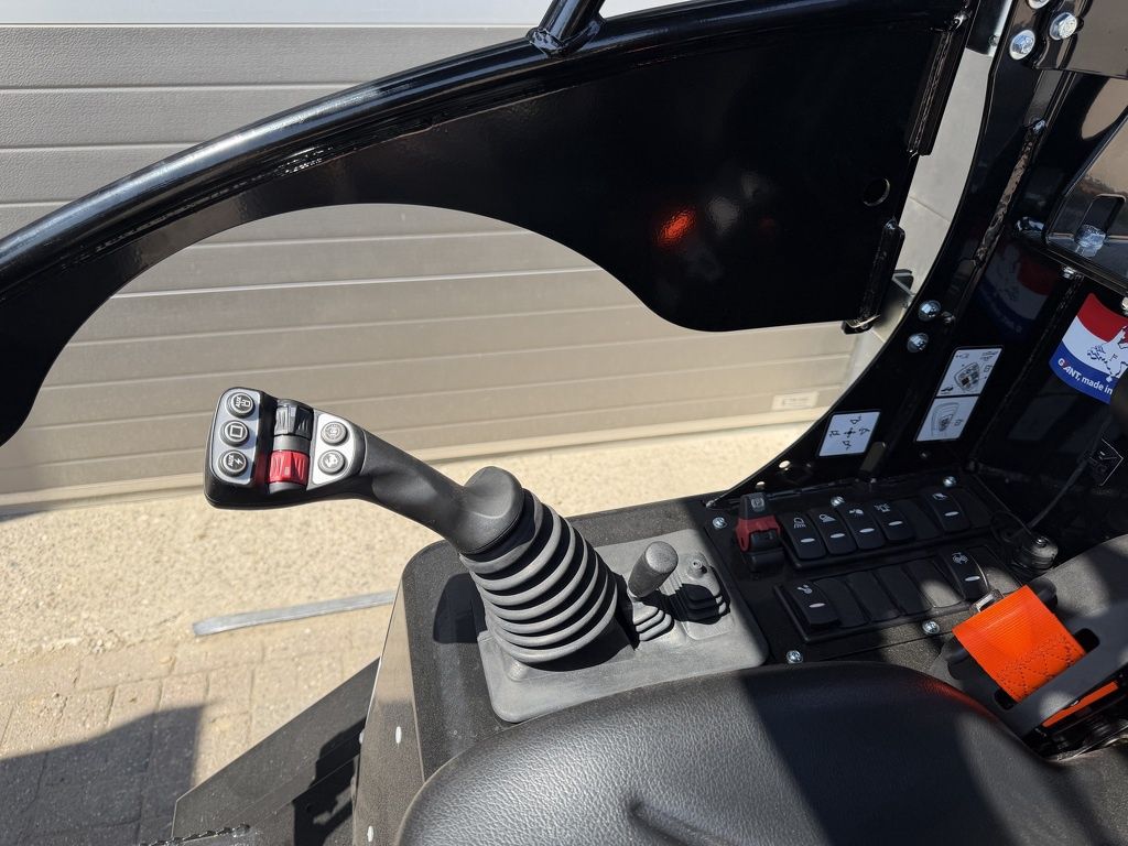 Giant G2700 X-TRA HD+ BLACK edition minishovel NIEUW