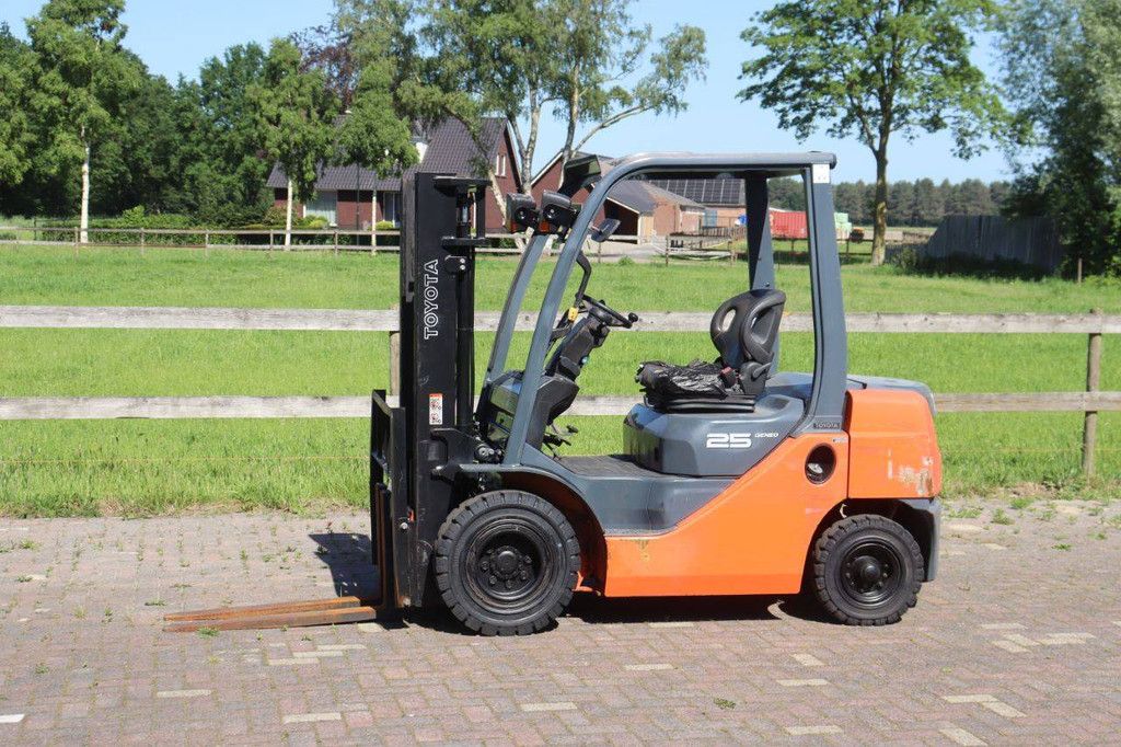Gabelstapler Toyota 52-8FD25 Diesel 2500 kg 3,0 m 2011