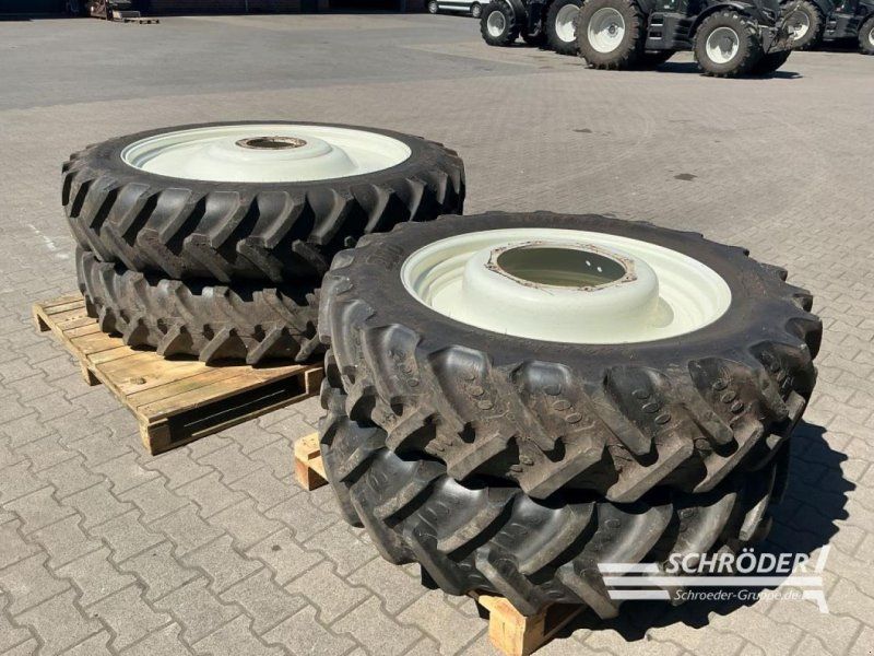 New Holland PFLEGERÄDER 320/85 R34 + 340/85 R48 BKT