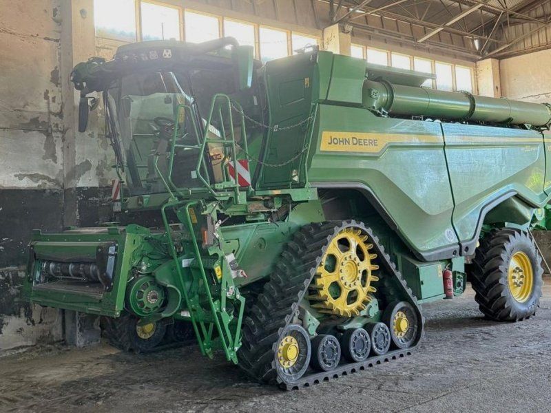 John Deere X9 mit Knickgelenk-Bandschneidwerk HD40 X-12,20 m
