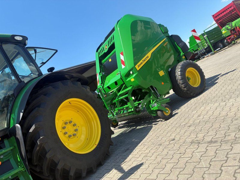 John Deere V452M