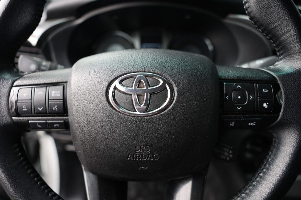 Toyota Hilux 2.8 D-4D DUBBEL CABIN INVINCIBLE 2 SITZ A/T 4WD VAN