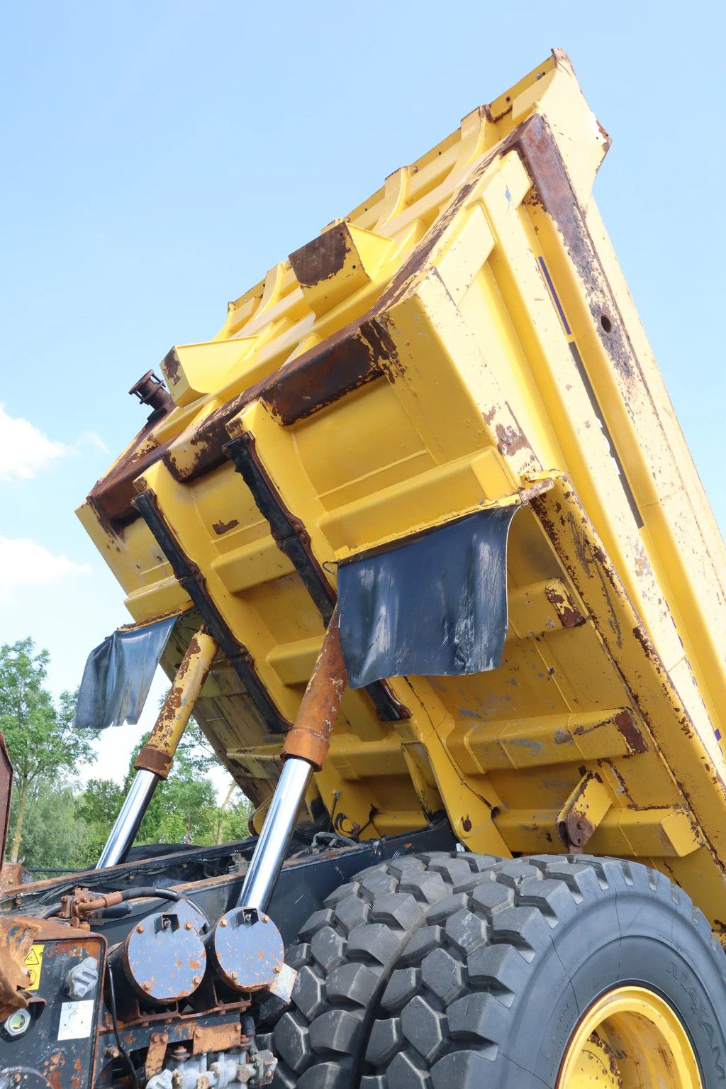 Komatsu HD405 -8E0 | 77 TON | GOOD TIRES