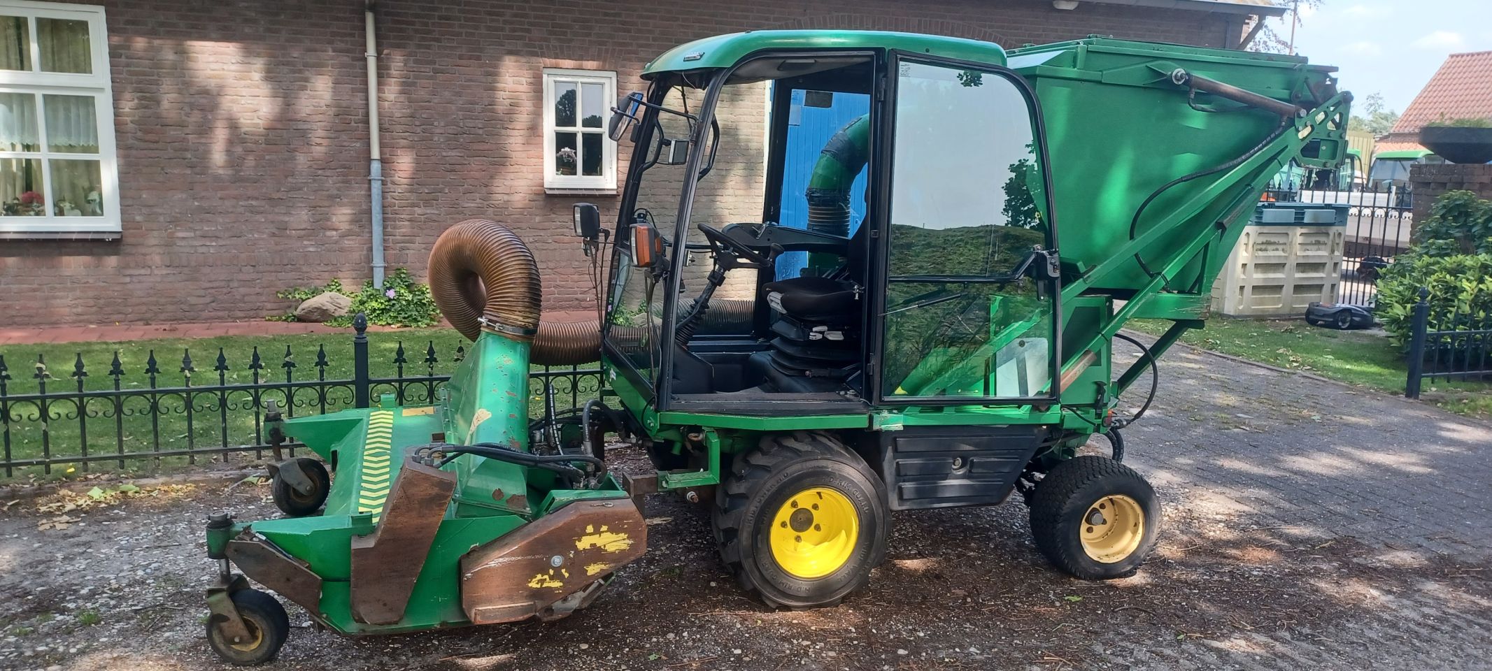 John deere 1515 met kleppelmaaier+hoogkieper