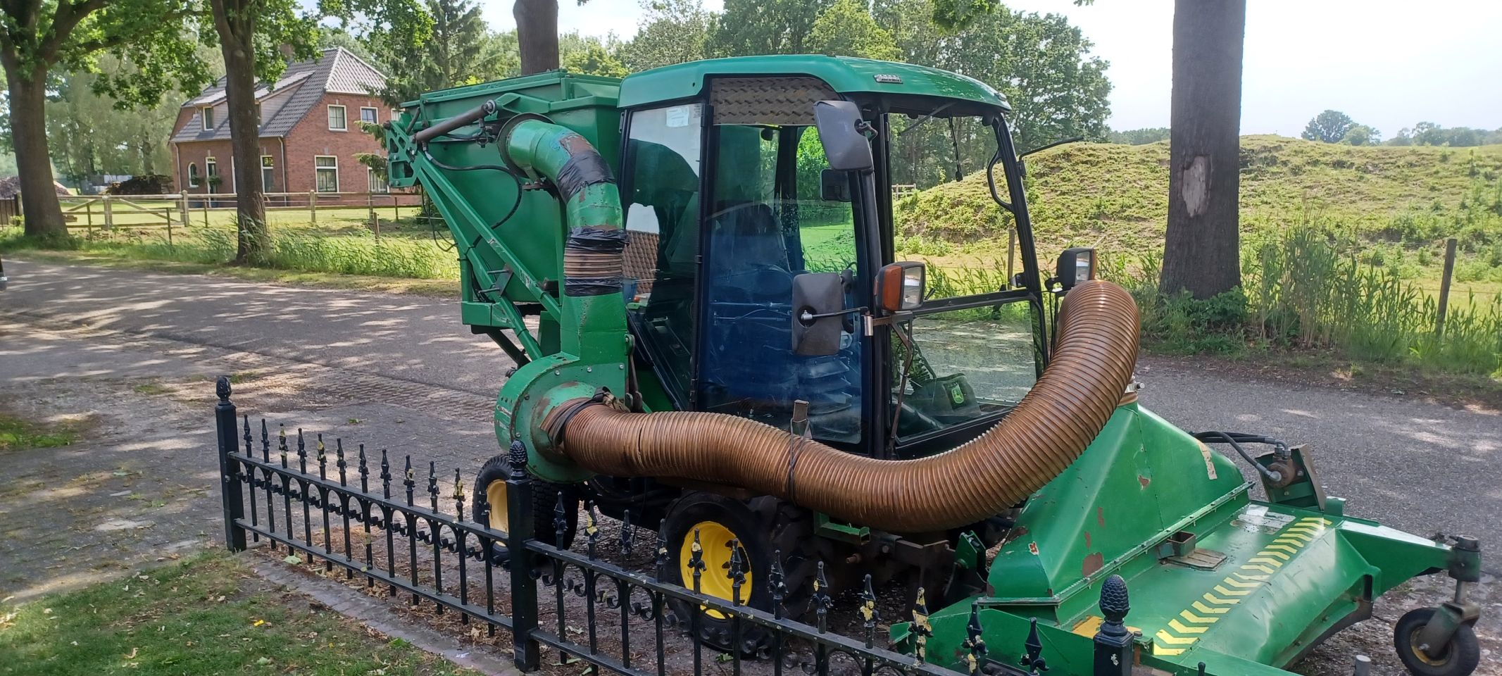 John deere 1515 met kleppelmaaier+hoogkieper