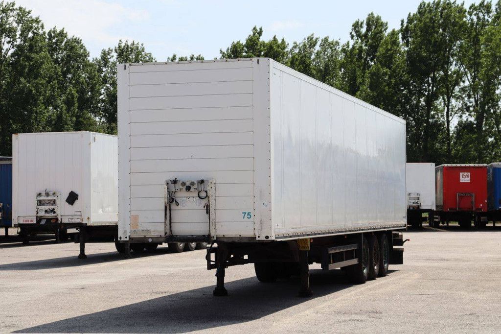 Geschlossener Sattelauflieger Schmitz Cargobull SKO24 2011