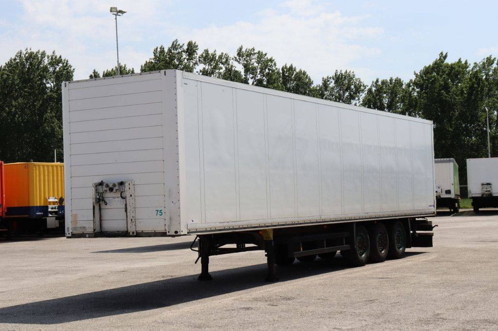 Geschlossener Sattelauflieger Schmitz Cargobull SKO24 2011