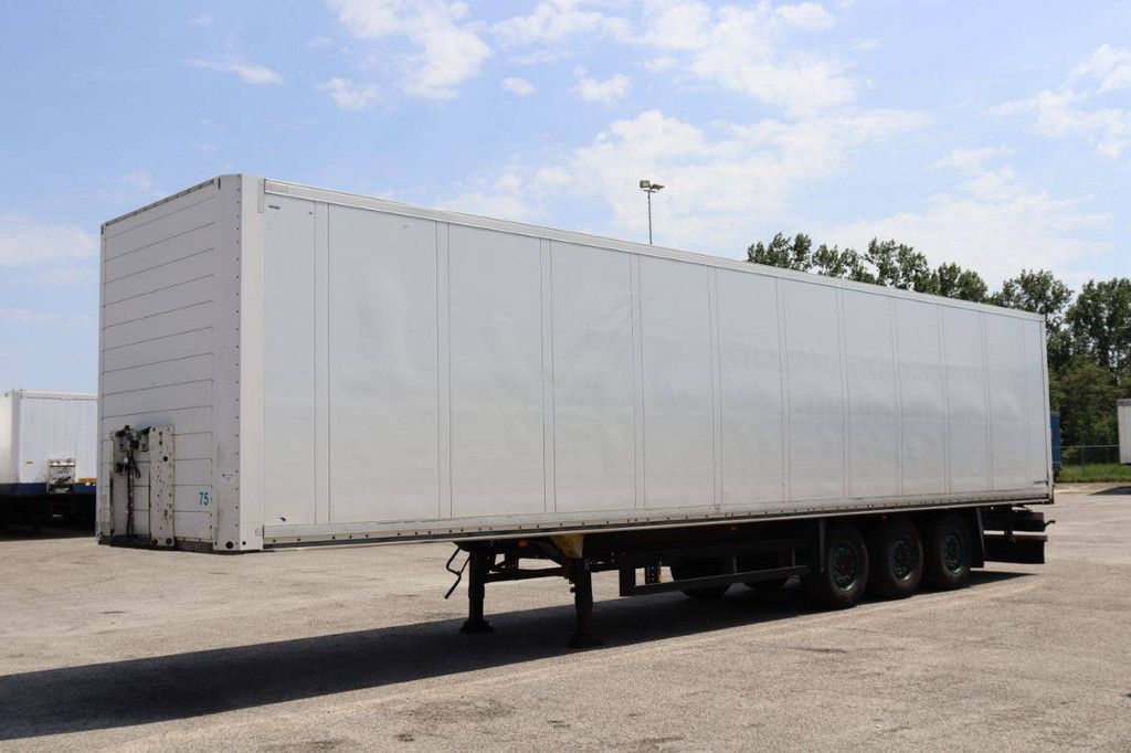 Geschlossener Sattelauflieger Schmitz Cargobull SKO24 2011