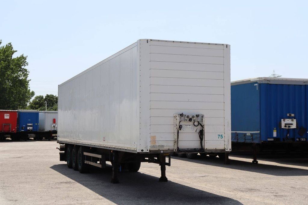 Geschlossener Sattelauflieger Schmitz Cargobull SKO24 2011
