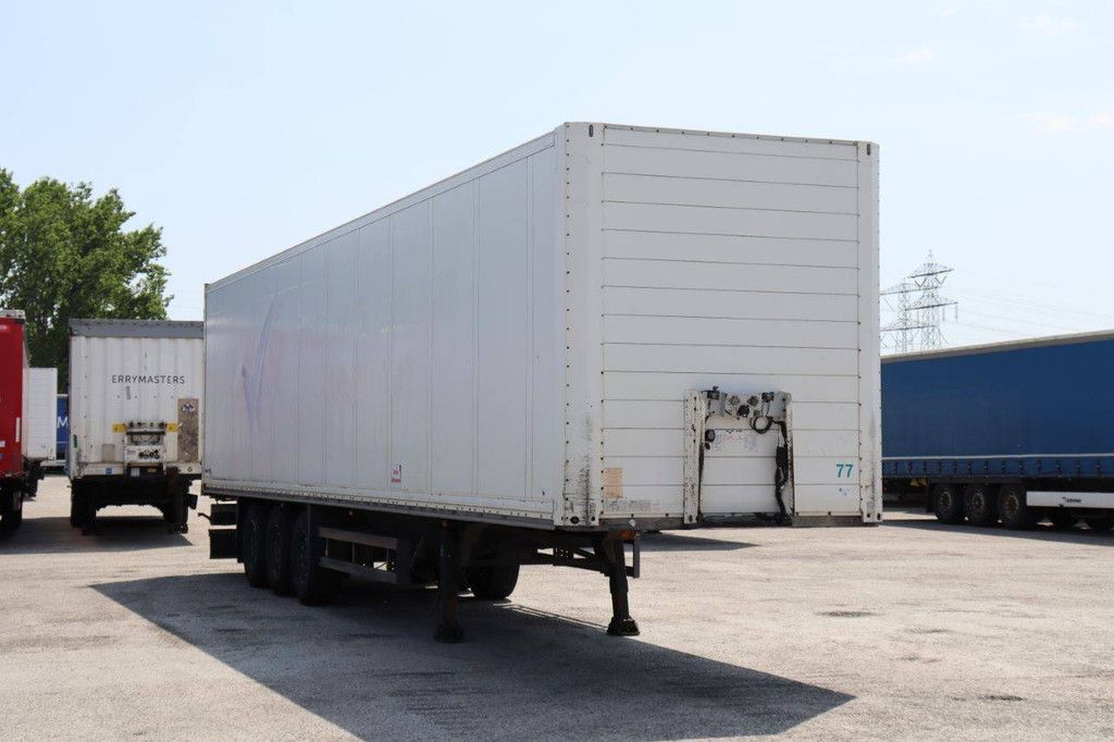 Geschlossener Sattelauflieger Schmitz Cargobull SKO24 2011