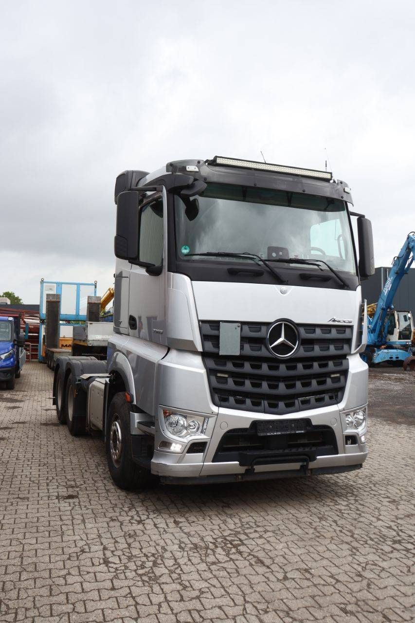 Fahrgestell mit Fahrerhaus Mercedes-Benz Arocs 3363 Diesel 625 PS