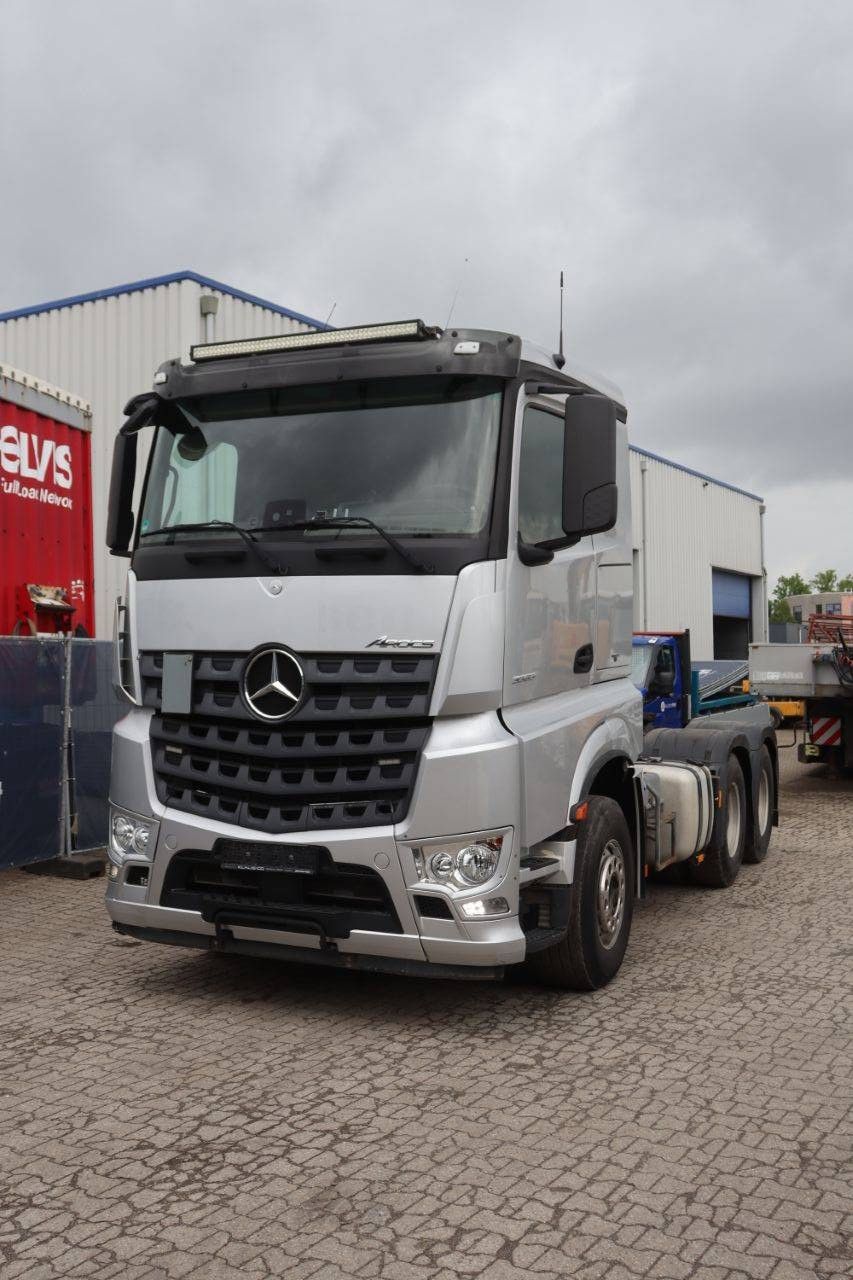 Fahrgestell mit Fahrerhaus Mercedes-Benz Arocs 3363 Diesel 625 PS