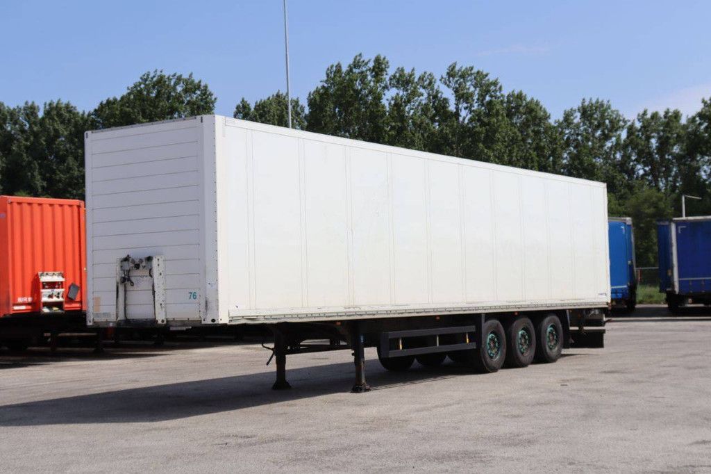 Geschlossener Sattelauflieger Schmitz Cargobull SKO24 2011