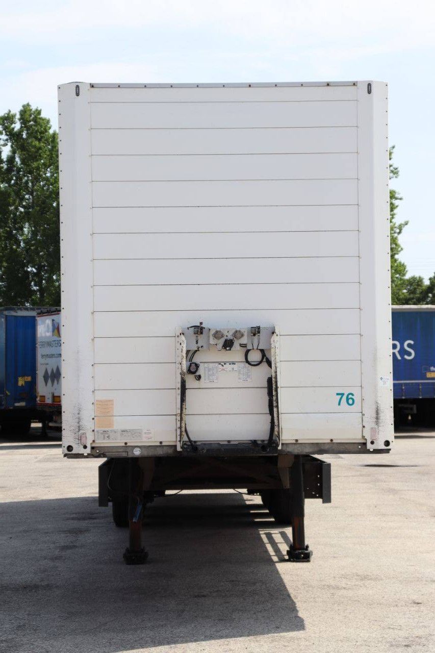 Geschlossener Sattelauflieger Schmitz Cargobull SKO24 2011
