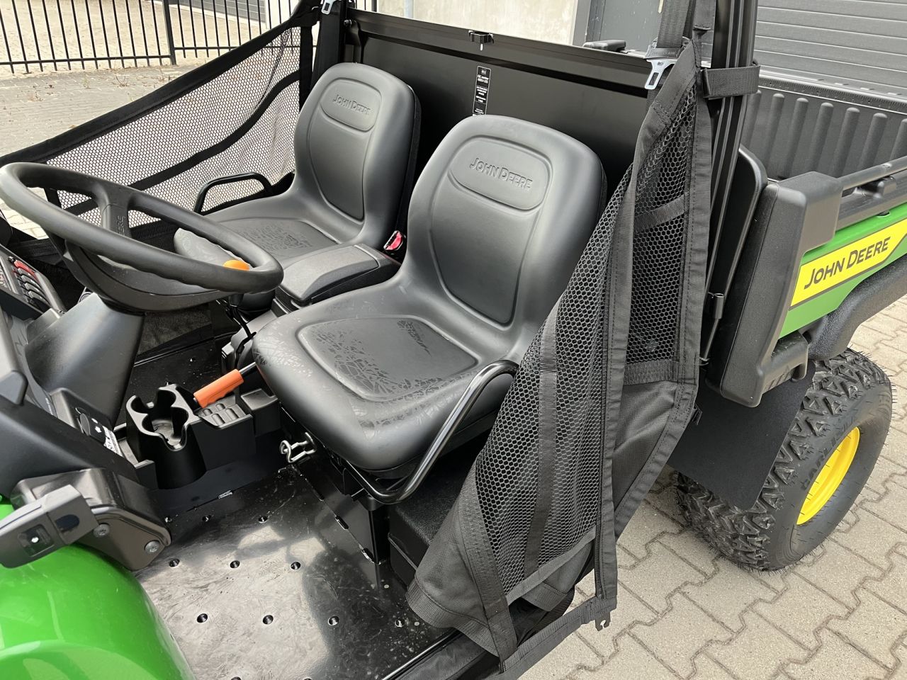 John Deere Gator HPX815E Kipper